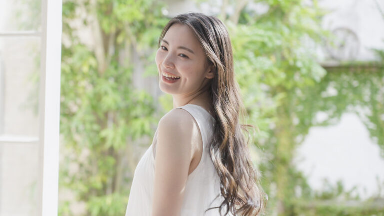 笑顔の若い女性　美容　ビューティー